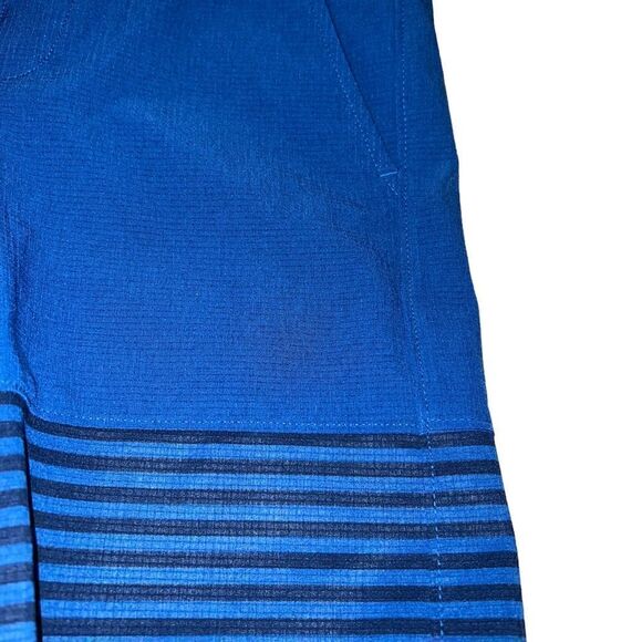 NWOT Under Armour flat front blue and black loose fit heat gear shorts size 8 - Picture 7 of 7